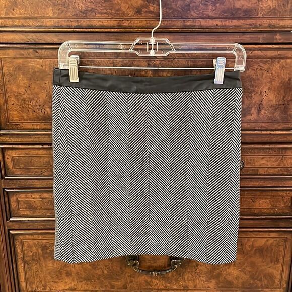 Banana Republic Dresses & Skirts - Banana Republic woman’s wool black and white skirt
